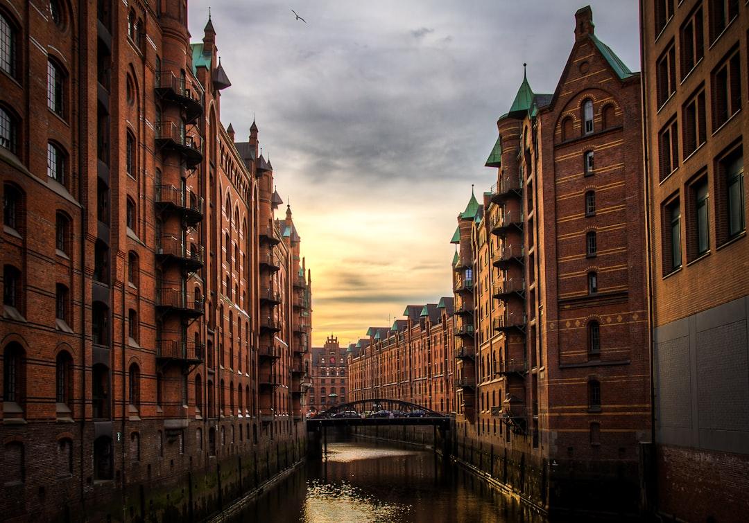 Hdr picture taken in Hamburger Speicherstadt. It results of the merging of three pictures and a post process on PS.