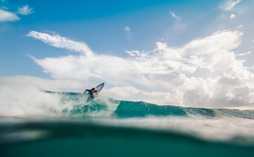 Split view in a small swell in Guadeloupe.
Surfer : Jonathan Caruel
