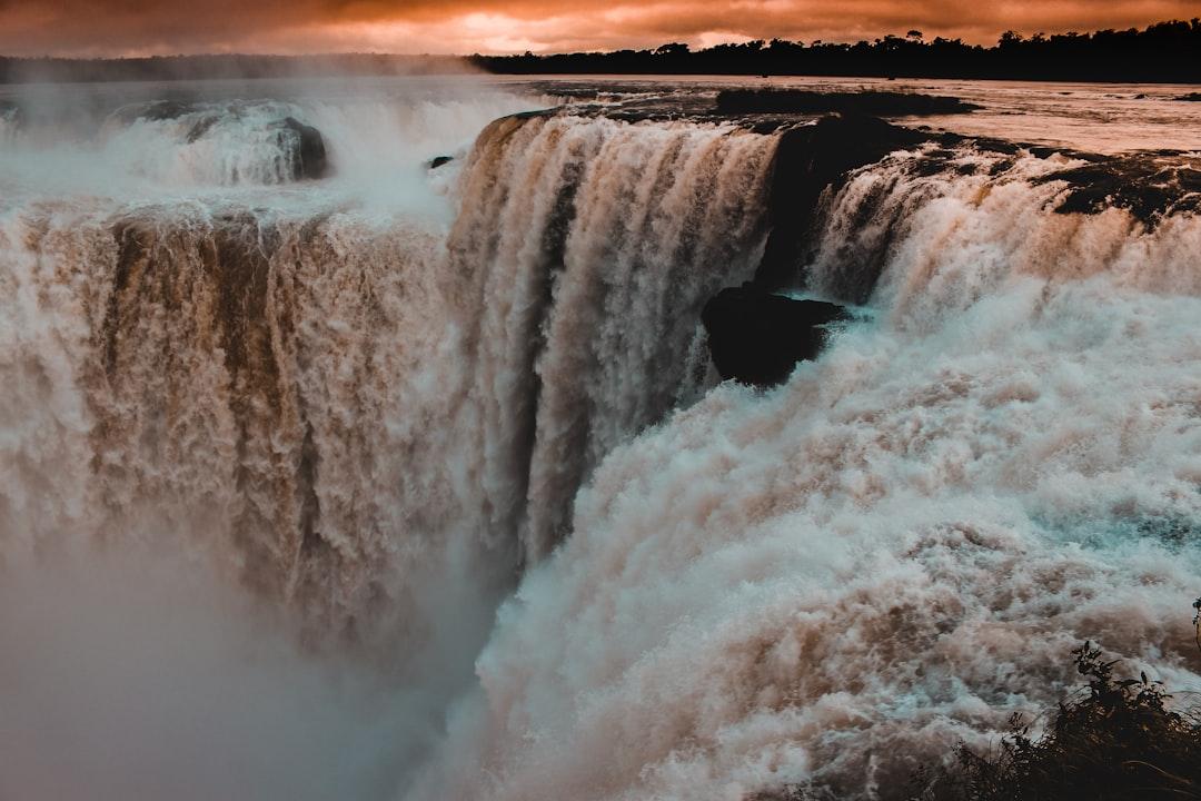 El 11 de noviembre de 2011, las Cataratas del Iguazú fueron elegidas como una de las Siete Maravillas Naturales del Mundo.
El 17 de noviembre de 1986, recibió de la UNESCO el título de Patrimonio Natural de la Humanidad.
El día 11 de noviembre, también ocurre el #CataratasDay, que es un día dedicado a la concientización de la preservación del Parque Nacional del Iguazú y toda la región.