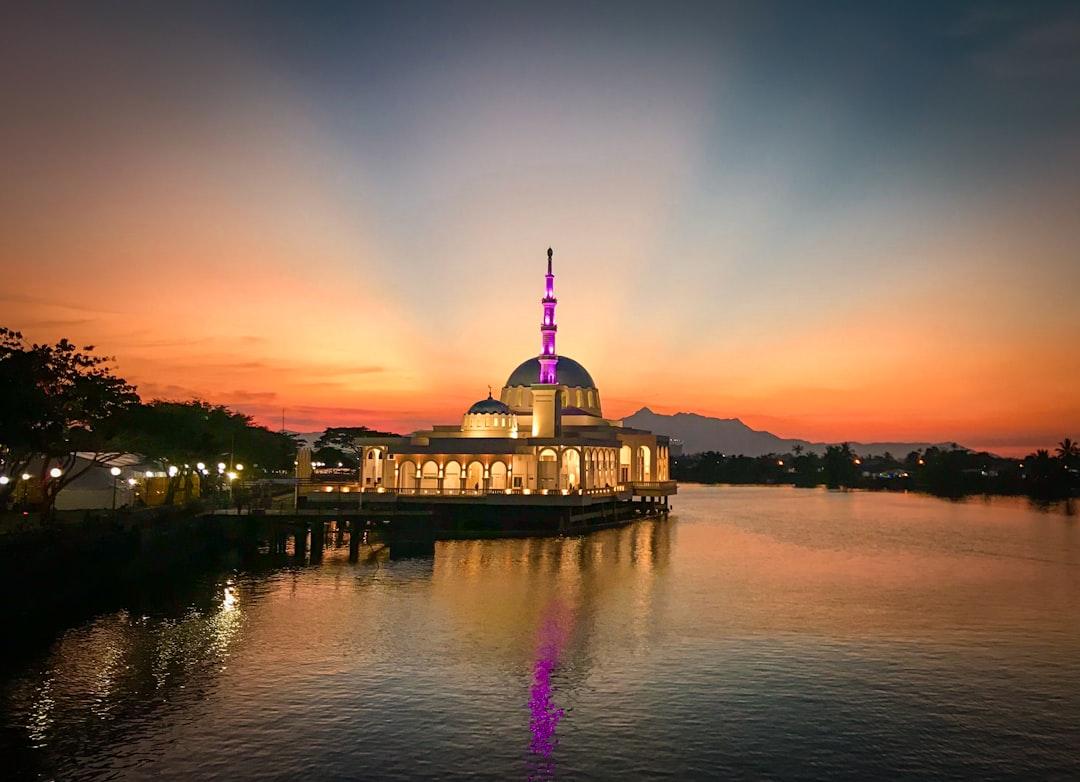 At the Waterfront of Kuching.
This is the most famous Mosque in Kuching.
This picture was taken by my first friend in Kuching: Ding.
Until then, I retouched the colors a bit. Enjoy :)
#Kuching #Sarawak #Malaysia