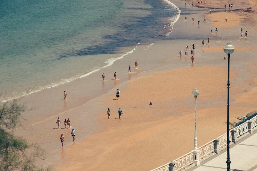 Les marcheurs au bord de la plage de San Sebastian